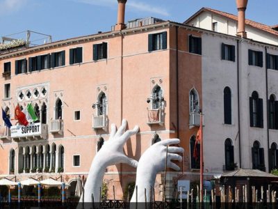ایتالیا، دستان بیرون آمده از کانال ونیز